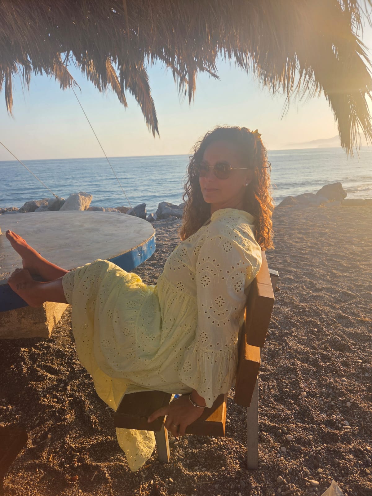 فستان مطرز باللغة الإنجليزية