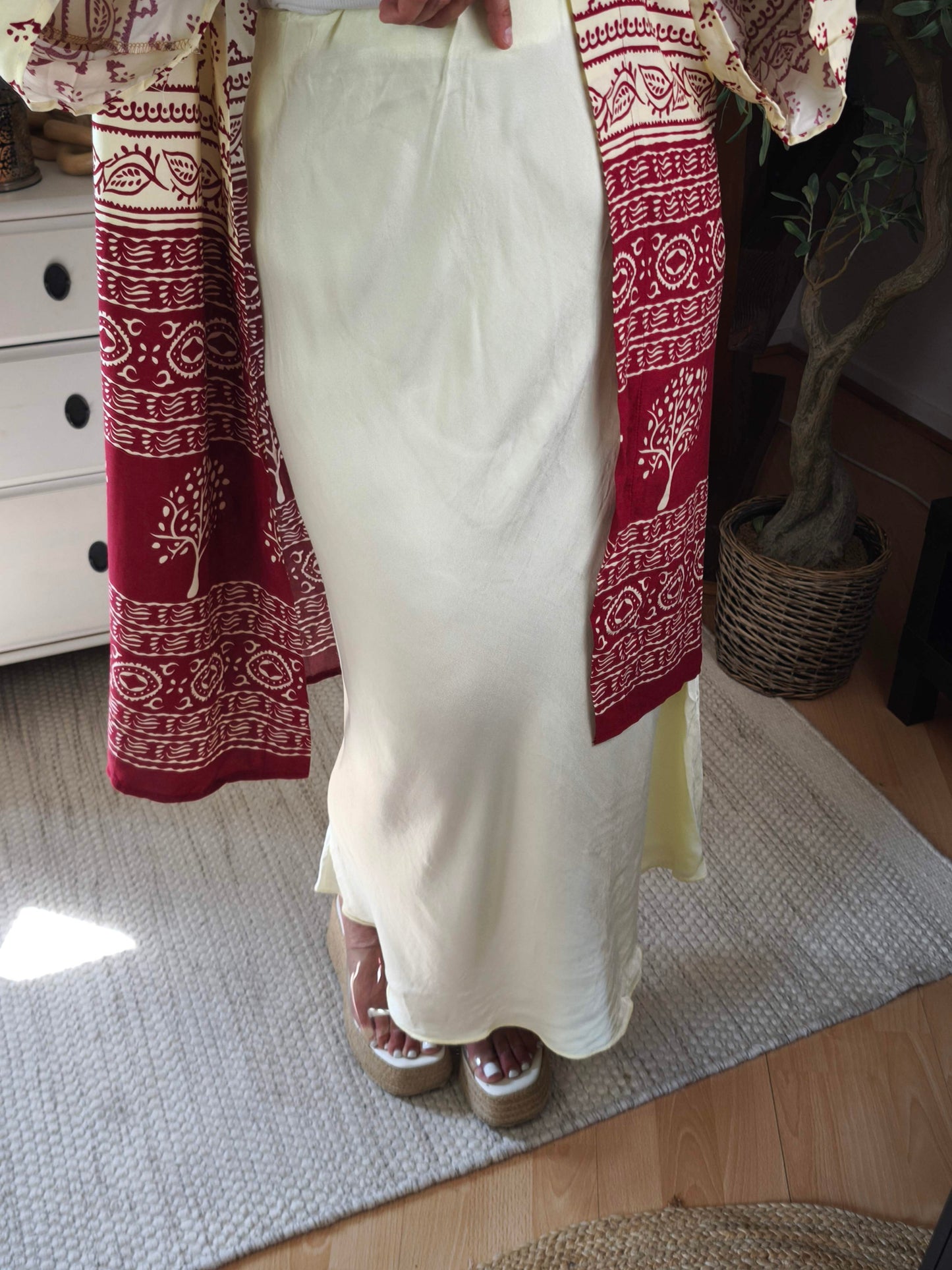 تنورة من الساتان الفسكوزي