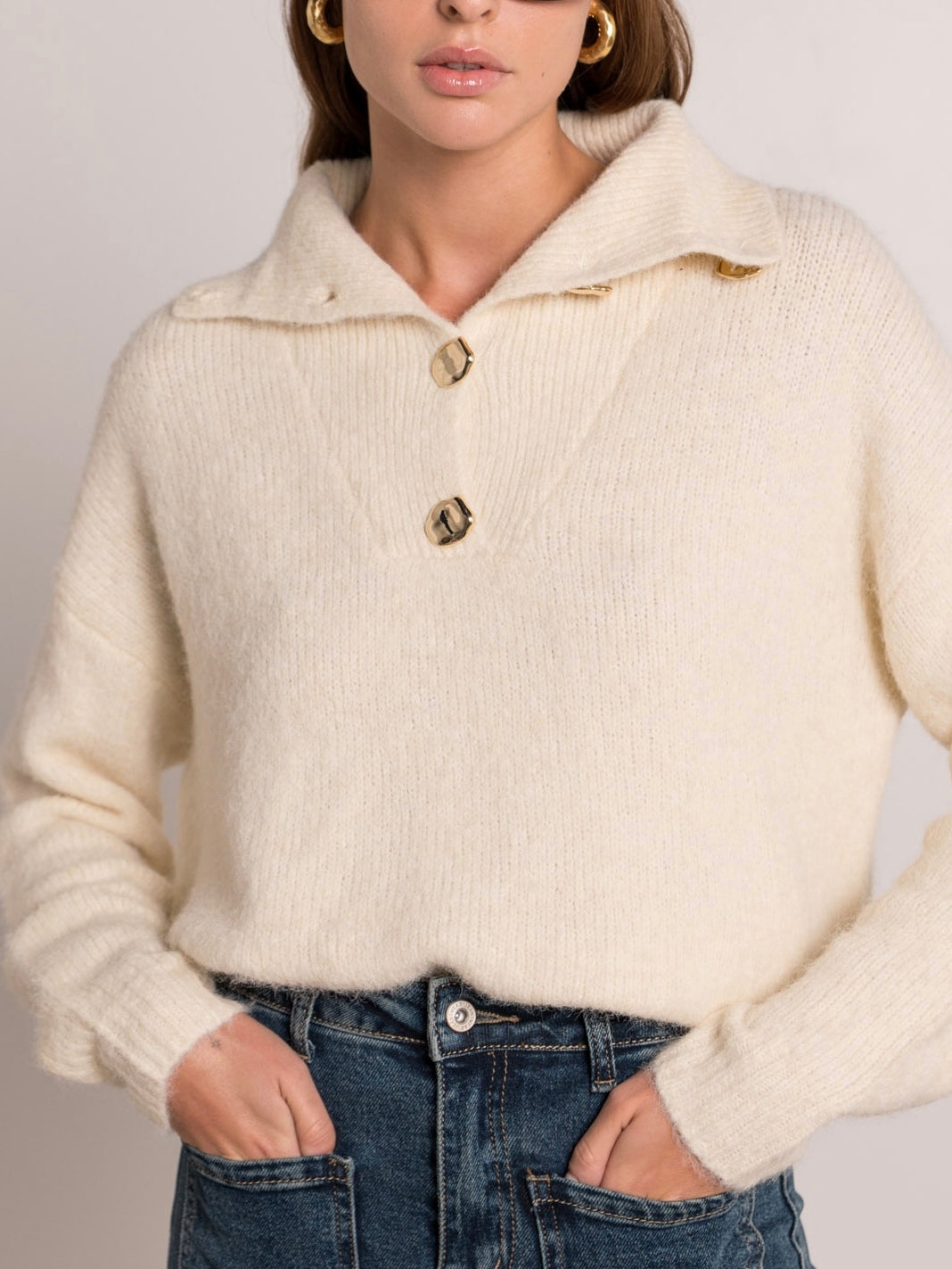 سترة بأزرار ذهبية