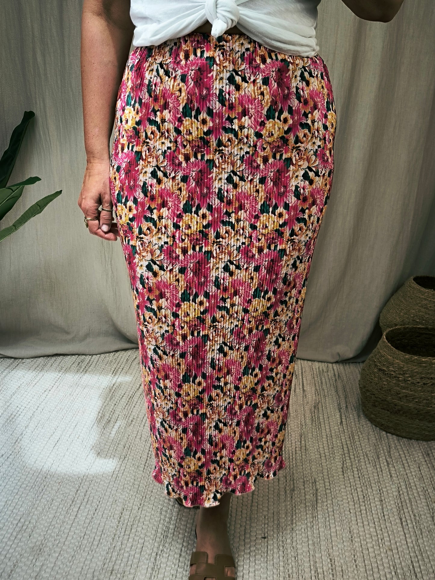 تنورة قلم رصاص مزينة بالزهور | معرض أديكت 