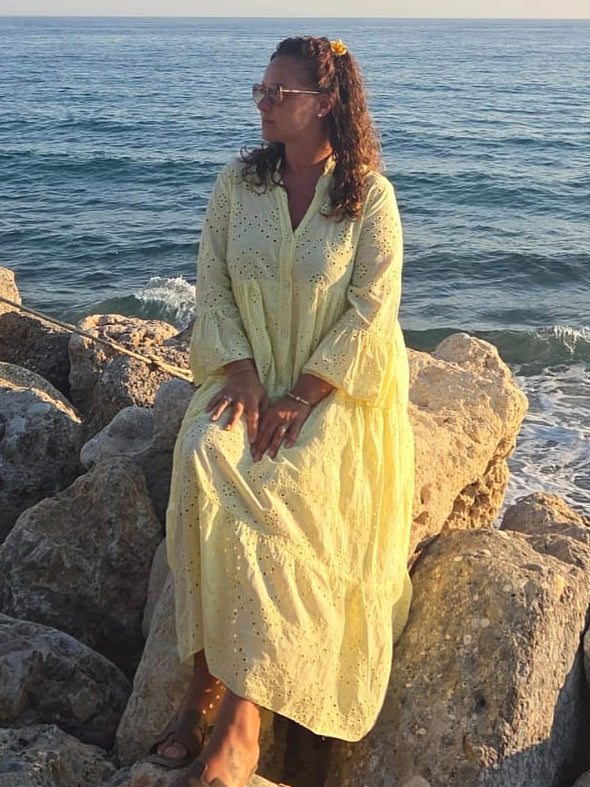 فستان مطرز باللغة الإنجليزية 