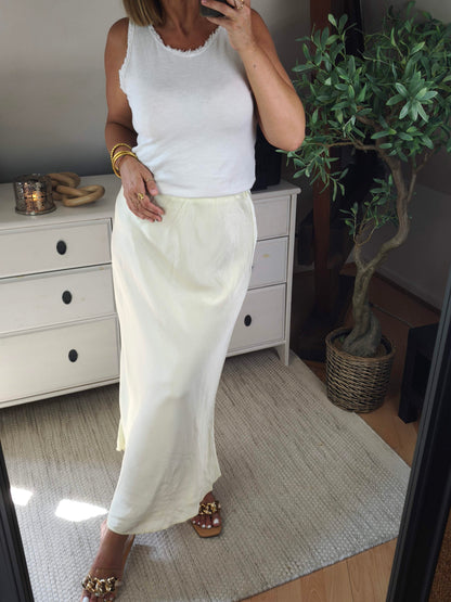 تنورة من الساتان الفسكوزي 