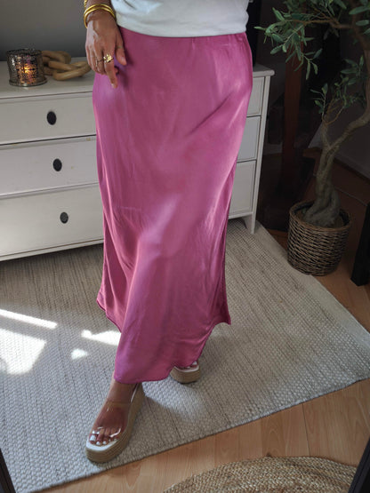 تنورة من الساتان الفسكوزي 