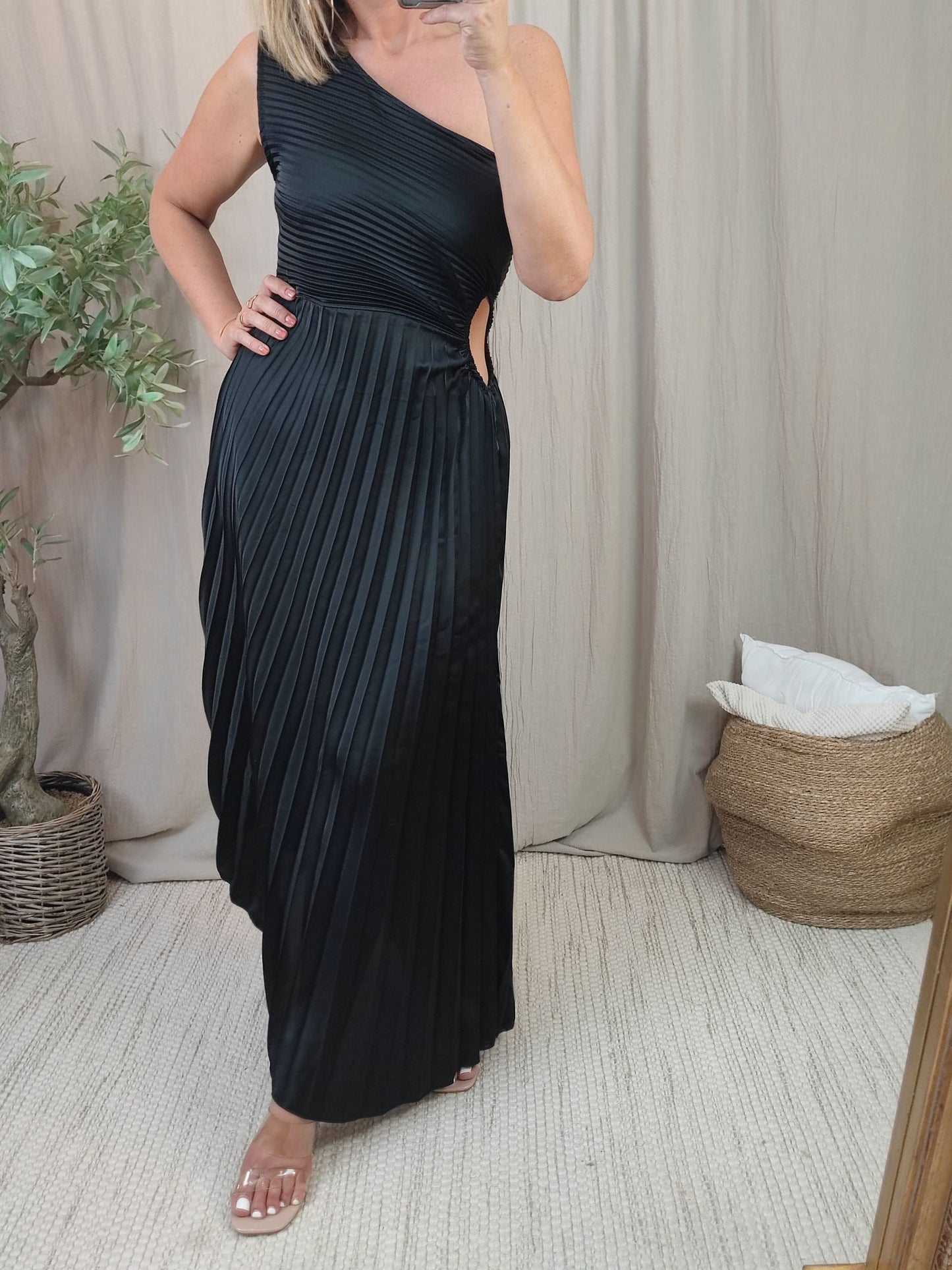 فستان غير متماثل | معرض أديكت 